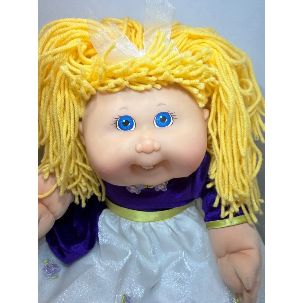Cabbage Patch Kids 2001 Toys R Us Exclusive Yellow Yarn Hair Blue Eyes Doll